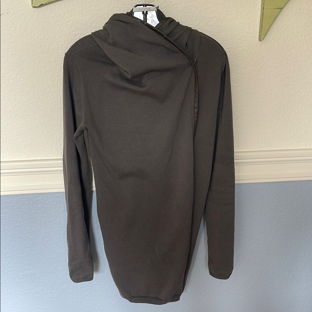 Stylish Gray Elaine Kim shall/cardigan with hood and pockets